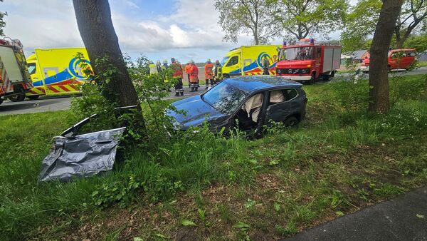Unfall bei Lamstedt: Auto touchiert Baum neben der Landesstraße - Fahrertür reißt ab