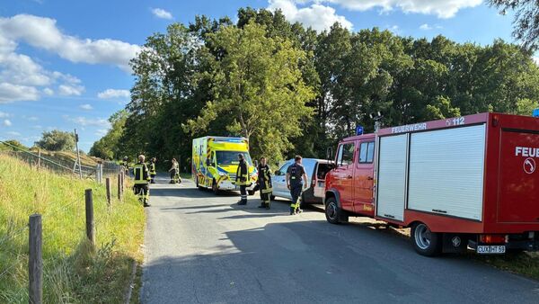 77-Jähriger stürzt und hängt kopfüber am Ufer: Feuerwehr rettet Angler aus der Oste