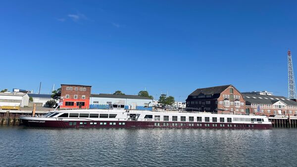 "Excellence Pearl" macht in Cuxhaven fest: Ein Flusskreuzfahrtschiff an der Nordsee