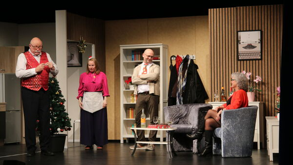 Im Stadttheater Cuxhaven: Plattdeutsche Komödie startet mit ehrlicher Premiere