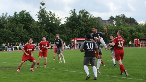 Der TSV Altenwalde setzt sich im Derby 2:1 gegen den Meister FC Cuxhaven durch