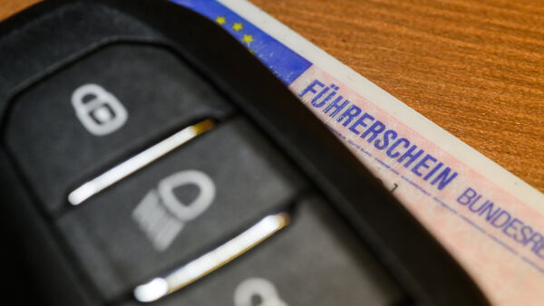 Trotz Fahrverbot nach Kontrolle: Cuxhavener erscheint mit dem Auto auf Polizeiwache