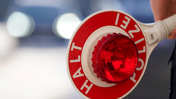 Motorradfahrer flüchtet vor Polizei in Cadenberge - Mitfahrer per Drohne gestellt