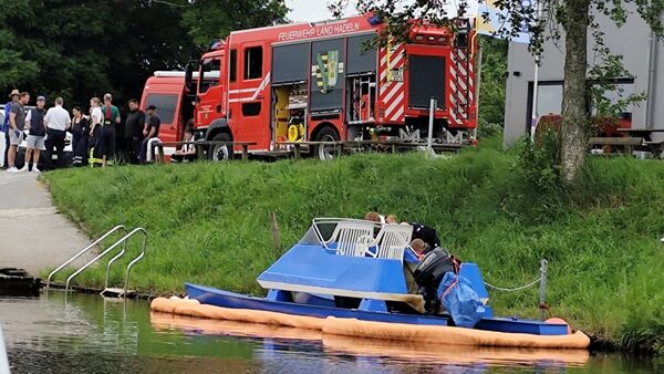 Film auf dem Hadler Kanal: Sportboot verliert in Otterndorf Kraftstoff