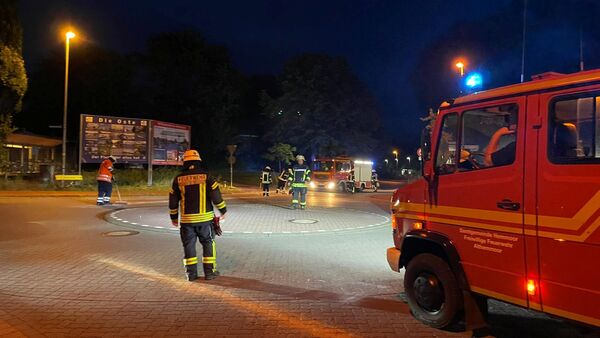 Lange Ölspur nach technischem Defekt sorgt in Hemmoor für einen Feuerwehreinsatz