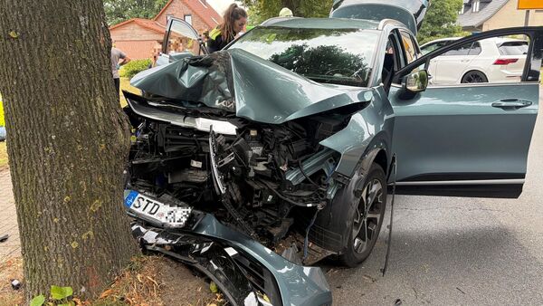 Unfall auf der L130 in Beckdorf: Fahrer prallt gegen Baum und wird schwer verletzt