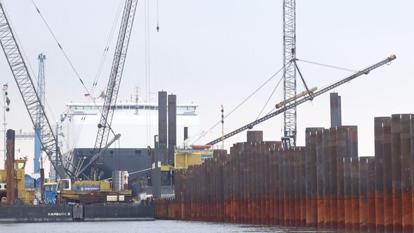 Rammarbeiten im Hafen in Cuxhaven: Jetzt soll der letzte Pfahl gesetzt werden