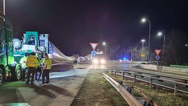 Polizei stoppt Schwertransporte auf A27 im Kreis Cuxhaven: Mehrere Beanstandungen