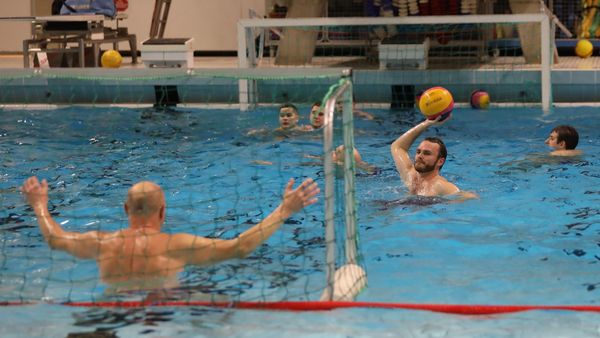 Wasserball in Cuxhaven im Selbstversuch: Harte Arbeit im weichen Wasser