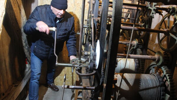 Kirchturmuhr von 1900: Ehrenamtlicher hält Technik-Schatz in Cadenberge am Laufen