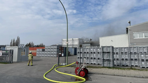 Dunkle Rauchsäule über Bremerhaven: Brand löst Sorge vor Giftstoffen aus