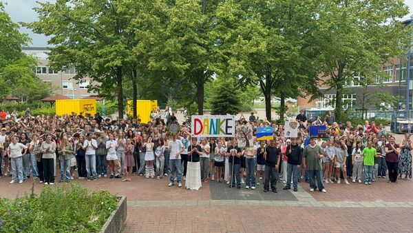 Überraschung am letzten Tag: Flashmob am AAG in Cuxhaven für Schulleiter Deutschmann